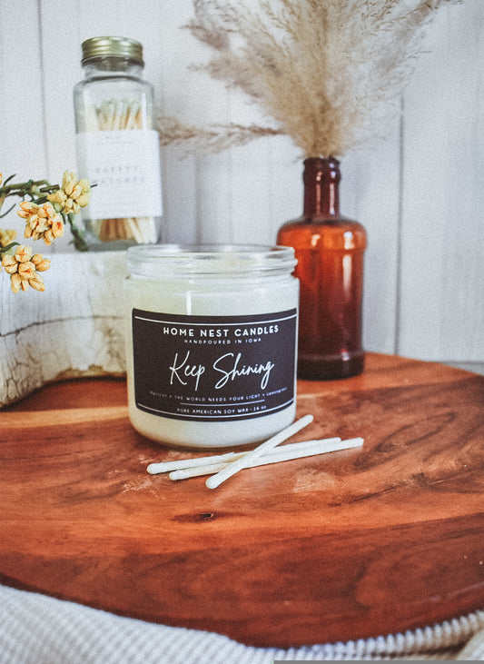 Spring soywax candle with main notes of apricot and white tea.